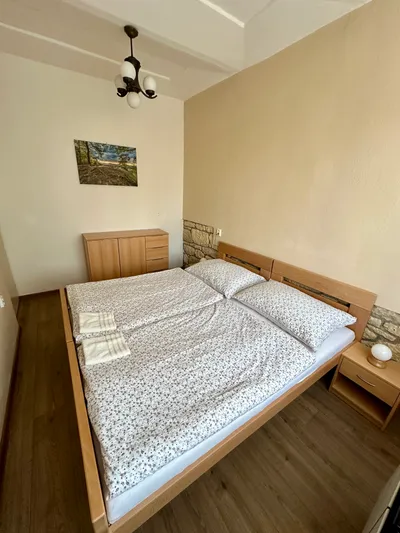 Penzion U Roušarů - Pokoj č.6: dvě oddělené ložnice 2 + 3 lůžka se společným soc. zařízením.